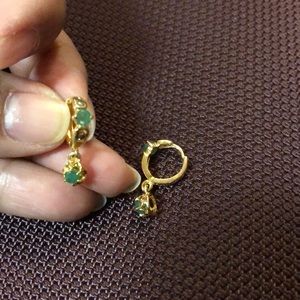 18kt gold emerald dangling earrings (children)